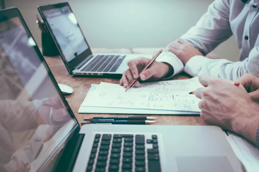 Makler-Pitch & Scoring: Wie institutionelle Investoren systematisch die besten Vermarktungspartner auswählen